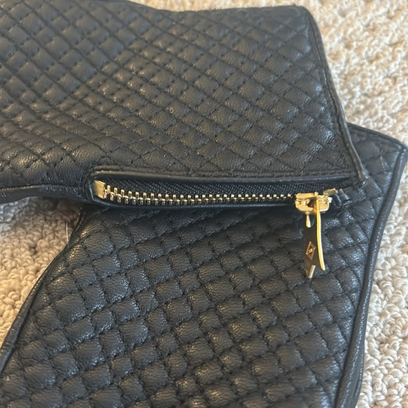 NWOT Vera Bradley Black Quilted Leather Gloves with gold zipper and hardware - Picture 3 of 6